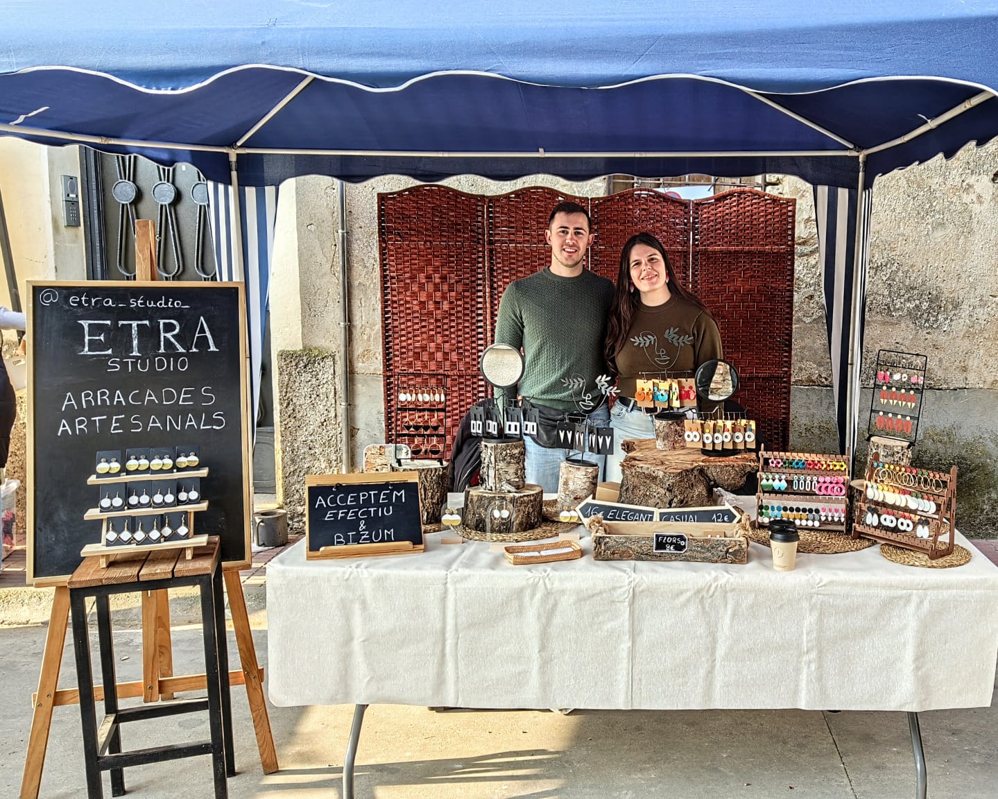 Fundadores de ETRA en un mercado artesanal